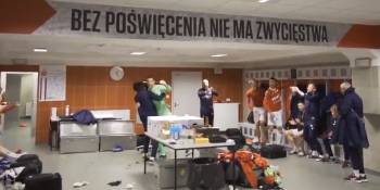 Szalony film z szatni Wisły Kraków. Trener Peter Hyballa w jednej z głównych ról (VIDEO)